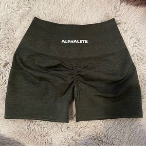 Alphalete Amplify Short in Evergreen (S)